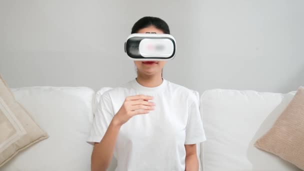 Молодая Женщина Использующая Виртуальную Реальность Очки Себя Дома Бодрости Интернет — стоковое видео