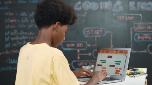 对非洲男孩编程系统或编码系统的回顾 职业高中工作的学生坐在黑板上学习编写工程代码 创意教育 — 图库视频影像