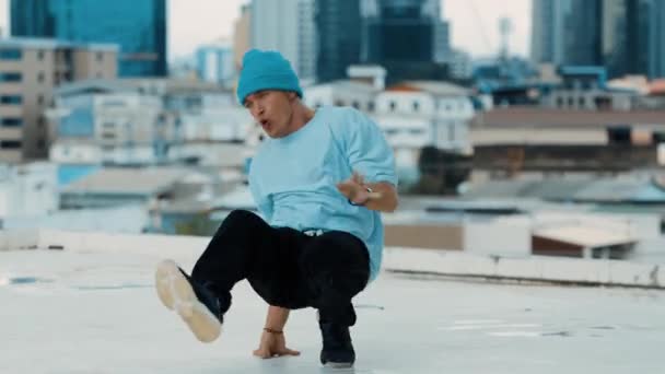 Professionell Kaukasisk Boy Dansare Tränar Streetdance Taket Med Stad Eller — Stockvideo