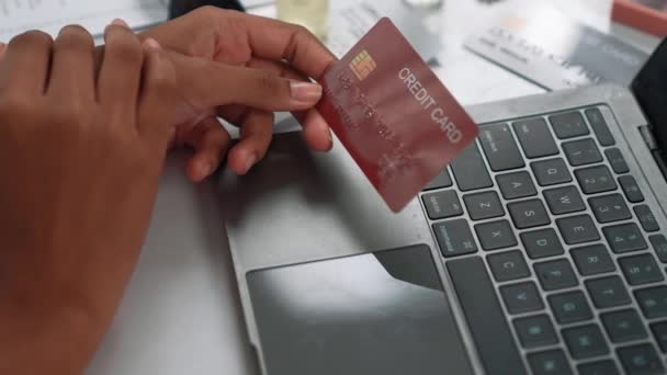 オンライン決済 ショッピングに使用するクレジットカードのクローズアップ オンラインセキュアウォレットのトップと重要な購入のためのクレジットカード技術を示すラップトップコンピュータでインターネットネットワーク上で — ストック動画
