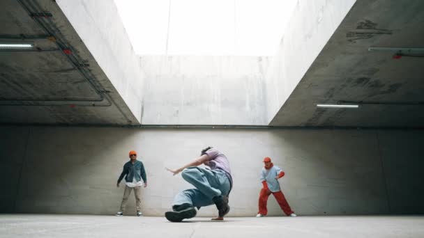 Grupp Eleganta Hipster Dansar Tillsammans Byggnaden Happy Break Dansare Njuta — Stockvideo