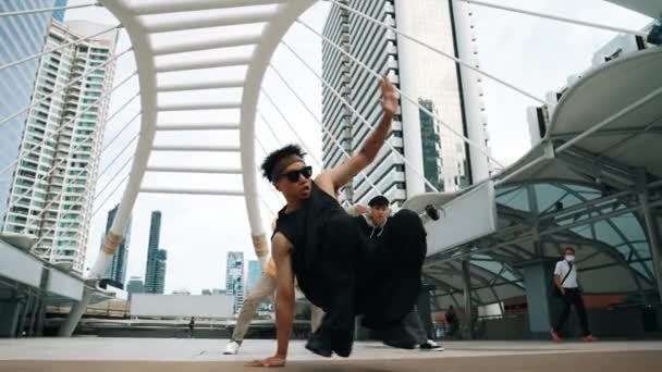 Группа Профессиональных Мультикультурных Танцоров Поднимает Настроение Время Азиатский Хипстер Шагает — стоковое видео