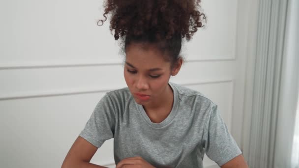 Mujer Joven Estresada Tiene Problemas Financieros Con Deuda Tarjeta Crédito — Vídeos de Stock