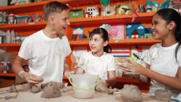 Multikulturell Glücklicher Schüler Der Beim Modellieren Von Tassen Töpferkurs Mit — Stockvideo