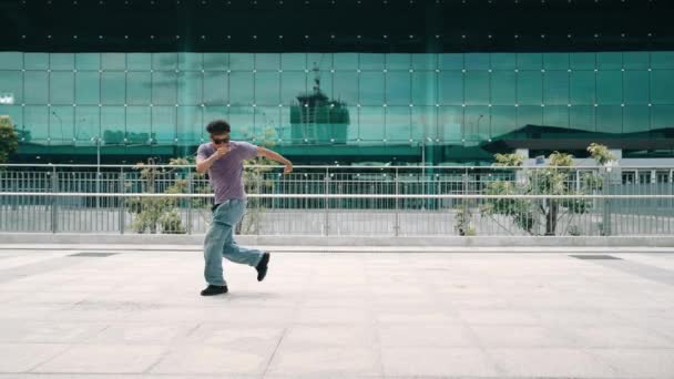 Asyalı Hipster Şehirde Kameraya Bakarken Dondurucu Poz Veriyor Profesyonel Sokak — Stok video