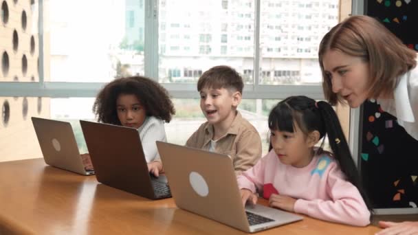 Kluge Lehrer Unterrichten Und Suchen Schüler Mit Laptop Klassenzimmer Professionelle — Stockvideo