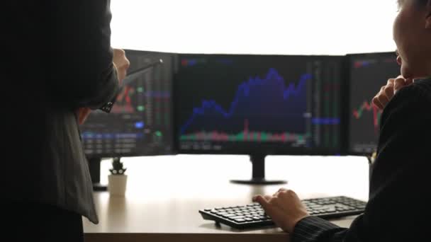Zpomalení Obchodní Investoři Akciové Obchodní Společnosti Analyzující Burzovní Marketing Při — Stock video