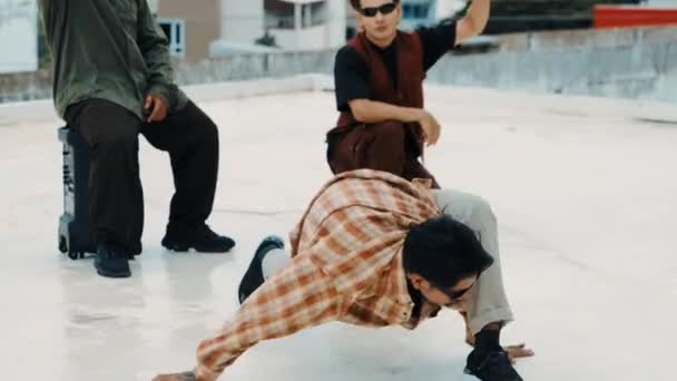 Профессиональный Латиноамериканец Брейк Данс Практикует Танец Время Мультикультурные Друзья Крыше — стоковое видео