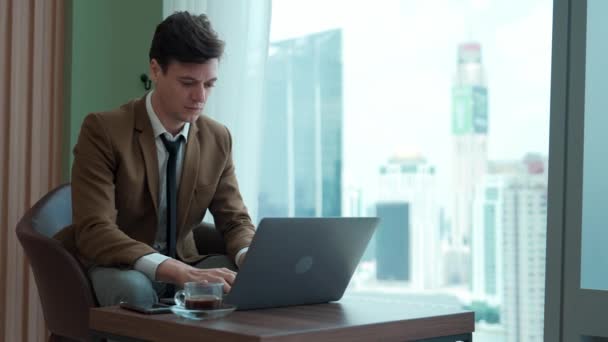 Omul Afaceri Stând Mobilier Care Lucrează Laptop Zona Așteptare Corporativă — Videoclip de stoc