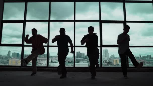 Ujęcie Sylwetki Utalentowanej Grupy Choreograficznej Tańczącej Razem Drapaczem Chmur Lub — Wideo stockowe