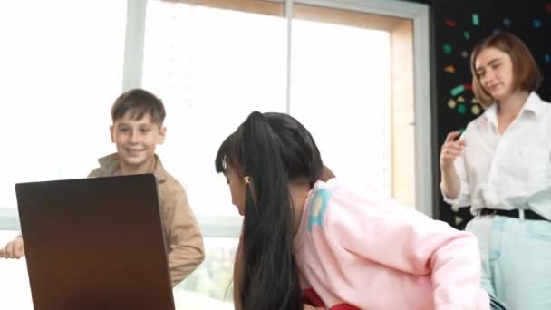 Junge Lehrer Betrachten Die Präsentation Ihrer Schüler Mit Laptop Und — Stockvideo