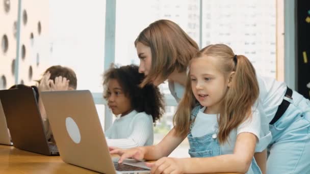 Multikulturel Smart Studerende Ved Hjælp Laptop Skrive Ingeniørkode Mens Læreren – Stock-video