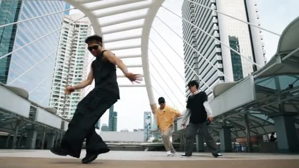 当亚洲嬉皮士用低角度相机在城市里表演脚步声时 一群专业的多文化舞蹈家兴高采烈 突破舞蹈的概念 2024年户外运动 神气活现 — 图库视频影像