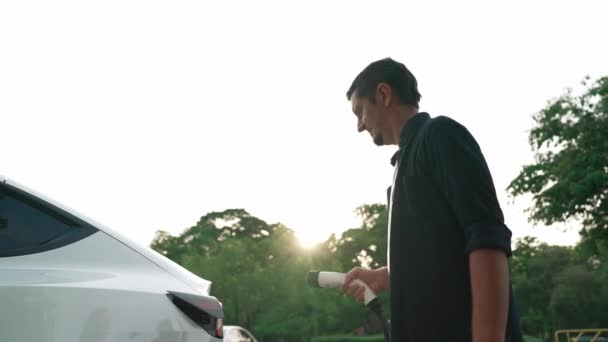 Muž Dobíjení Baterie Pro Elektromobil Během Cesty Auto Přírodním Lese — Stock video