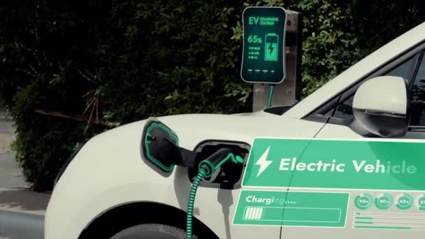 Elektrische Auto Opladen Met Digitale Batterij Status Hologram Display Door — Stockvideo