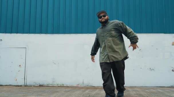 Hipster Dansant Pied Boy Pas Dans Rue Avec Mur Bleu — Video
