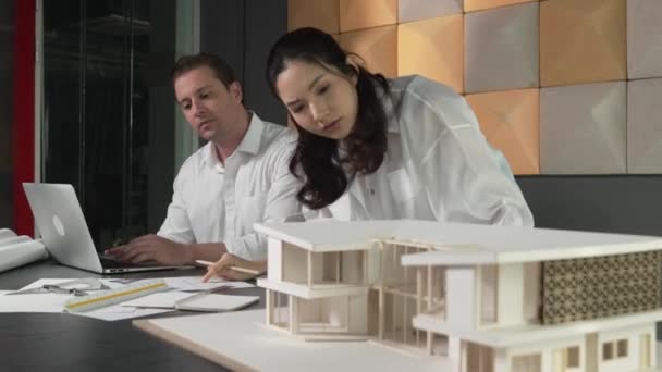 Grupo Ingenieros Arquitectura Trabajando Juntos Discutiendo Sobre Diseño Casa Oficina — Vídeo de stock
