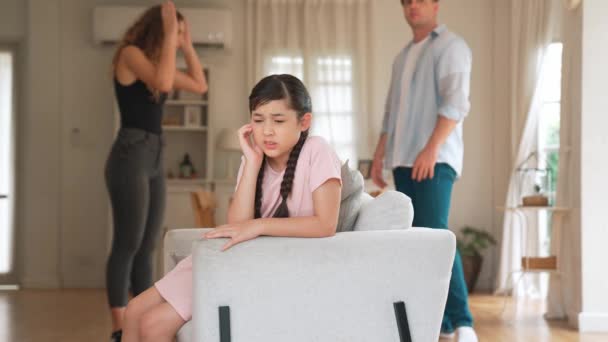Sinirli Mutsuz Genç Bir Kız Oturma Odasında Ebeveyninin Tartışması Yüzünden — Stok video