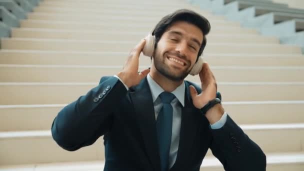 Gros Plan Homme Affaires Intelligent Écoutant Appréciant Musique Tout Portant — Video