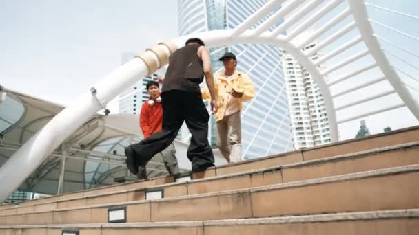 Çeşitli Hipster Grupları Sokak Dansı Yaparken Merdivenlerden Çıkıyorlar Çekici Asyalı — Stok video