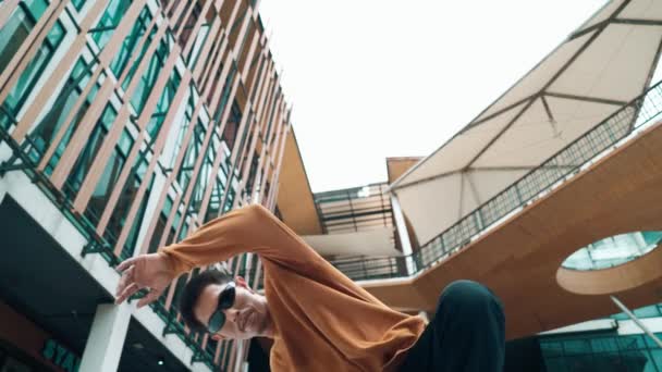 Dançarina Hispânica Olhando Para Câmera Enquanto Dança Estilo Hip Hop — Vídeo de Stock