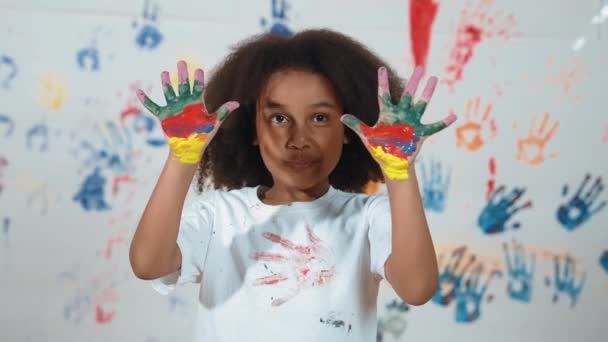 Африканский Счастливый Студент Поднявший Руки Показывает Разноцветные Окрашенные Руки Умная — стоковое видео