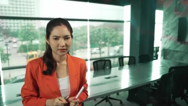 Professionell Ung Vacker Stressad Affärskvinna Tänker Sätt Att Lösa Marknadsföringsproblem — Stockvideo