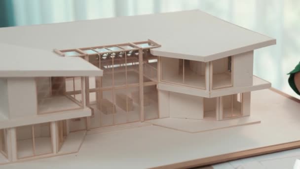 Diseñador Casas Cámara Lenta Utilizando Revisión Equipos Arquitectónicos Medir Muestras — Vídeos de Stock