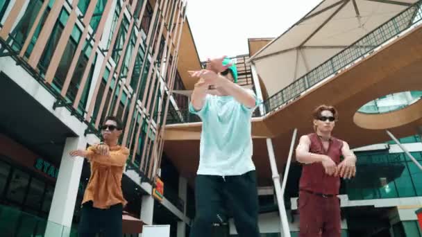 Разнообразные Хип Хоп Группы Репетируют Брейк Данс Энергичная Команда Уличных — стоковое видео