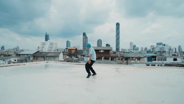 白人B Boy舞者在屋顶练习街头舞蹈 熟练的霹雳舞蹈演员表演或练习街舞和脚踏街舞 2024年户外运动 移动相机 Hiphop — 图库视频影像