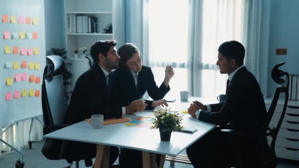 Hombre Negocios Inteligente Unirse Reunión Mientras Que Equipo Marketing Hablando — Vídeos de Stock
