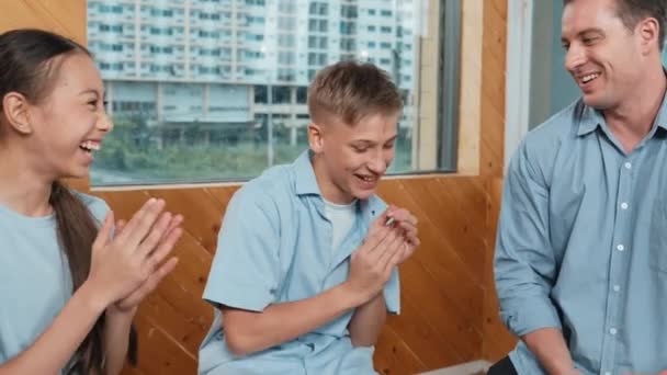Glimlachende Jongen Eens Met Gelukkig Leraar Idee Terwijl Klappen Hand — Stockvideo