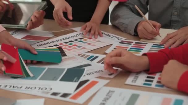 Primer Plano Mano Del Equipo Diseño Lluvia Ideas Elección Color — Vídeo de stock