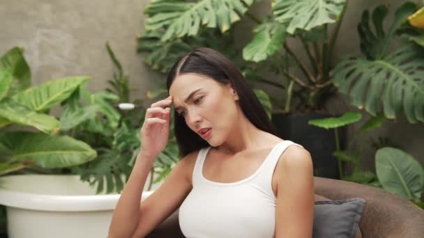Stress Vrouw Koppeling Haar Hoofd Moe Gefrustreerd Tijdens Het Werken — Stockvideo