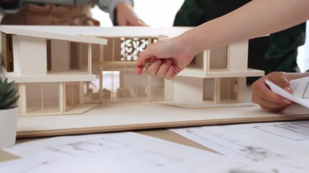 Zeitlupe Home Designer Mit Architektonischen Geräten Überprüfen Und Messen Architektonische — Stockvideo