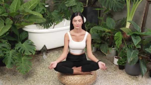 Mujer Joven Haciendo Yoga Matutino Meditación Jardín Natural Con Hoja — Vídeos de Stock