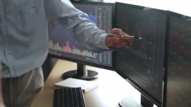 Hisse Senedi Borsası Pazarlamasını Analiz Eden Yavaş Çekim Şirketindeki Yatırımcılar — Stok video