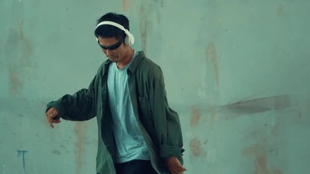 Hipster Φορώντας Ακουστικά Ενώ Ακούτε Hip Hop Μουσική Στο Δρόμο — Αρχείο Βίντεο
