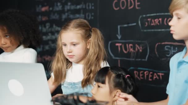 Умная Кавказская Девушка Помощью Ноутбука Программирует Инженерный Код Пишет Программу — стоковое видео