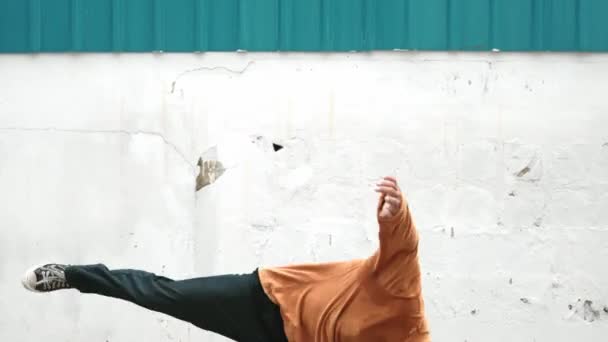 Homem Hispânico Esticar Braços Realizar Break Dance Frente Parede Close — Vídeo de Stock