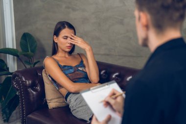 Stresli ve depresif bir hasta zihinsel hastalığı ve depresyonu olan psikiyatristten terapi sırasında yardım istiyor. Akıl sağlığı ve tıbbi bakım konsepti. Açılıyor