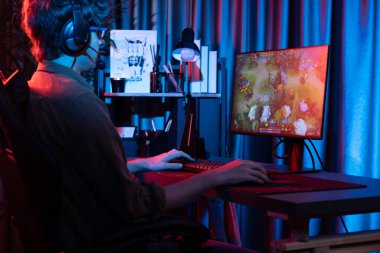 Savaş arenasında çoklu oyunlar takımıyla Moba 'da savaşan genç oyun flamasının sunucu kanalı, neon dijital ışık modern odasındaki arka görüntü ile bilgisayar monitöründe kulaklık takıyor. Toplayıcı.