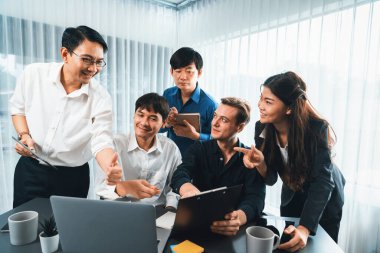 Bir grup farklı ofis çalışanı şirket ofis odasında stratejik iş pazarlama planlamasında birlikte çalışıyor. İş yeri konseptinde pozitif takım çalışması. Tedbirli