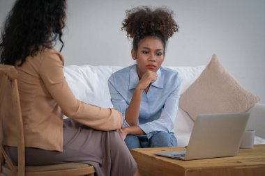 Travma sonrası stres bozukluğu olan üzgün bir kadın psikoloğu, depresyon ya da kalp yetmezliğinden sonra üzüntülü bir ruh sağlığı terapisi görüyor. Hayal kırıklığına uğramış genç bir kadın klinikteki duygular hakkında bir psikologla konuşuyor.