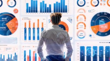 Finansal danışman veya tüccar BI ticari istihbarat veri tablosu ve grafik gösterge paneli ile çalışarak pazarlama stratejisi araştırması için karar veriyor..