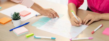 Profesyonel iş kadını iş dünyasının zihin haritasını çiziyor. Yaratıcı kadın girişim lideri, fikir üretmek için kalem ve yapışkan notlar kullanarak pazarlama planları hazırlıyor. - Yakın çekim. Eline odaklan. Değiştirilmiş.