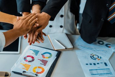 Birçok mutlu iş adamı neşe ve başarıyla el ele tutuşuyor. Şirket çalışanı başarılı bir iş projesini bitirdikten sonra kutlama yapıyor. Şirket ortaklığı ve başarı kavramı. uds