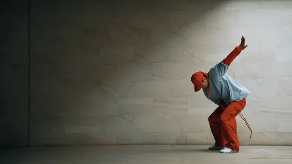 Snygg Koreograf Praktiserar Streetdance Grå Bakgrund Ung Attraktiv Pojke Dansare — Stockfoto