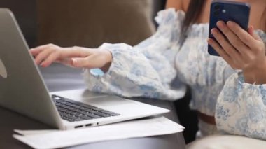 Mutlu bir kadın, faturalarını internet üzerinden öderken gülümseyerek kanepede oturur, tüm faturaları tek seferde ödemenin rahatlığını taktir eder ve kredi kartının sunduğu ödülün tadını çıkarır. Blithe
