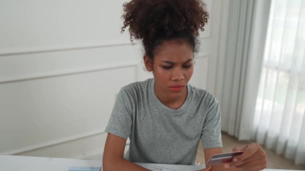 Stresli Genç Bayanın Kredi Kartı Borçlarıyla Ilgili Mali Sorunları Var — Stok video